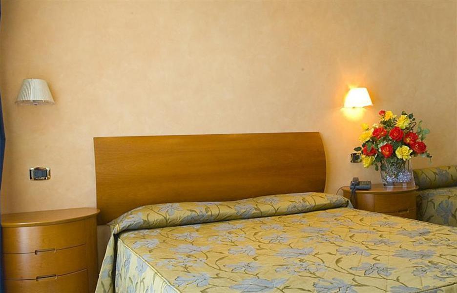 Hotel Parigi บิบิโอเน ภายนอก รูปภาพ